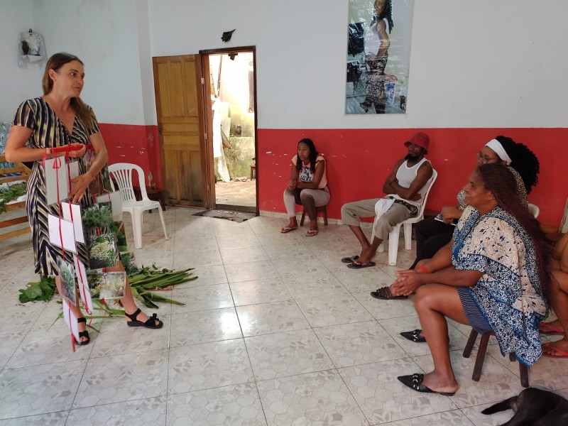 Quilombo urbano Beco de Dôla debate agroecologia com professora da UFBA