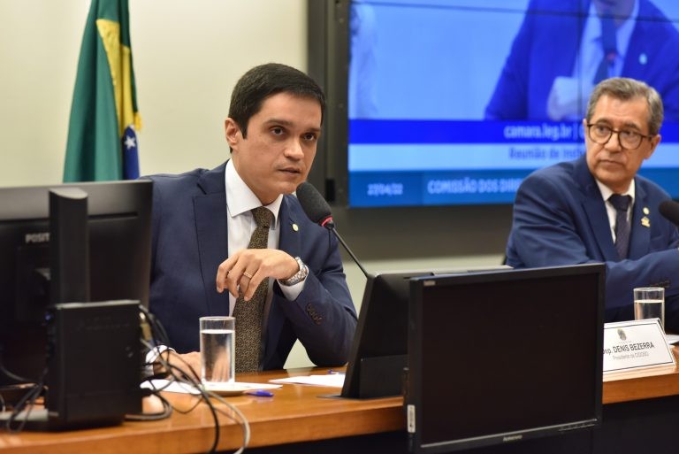 Planos de saúde alegam 'explosão' de despesas em 2021 e preveem reajuste de 16% neste ano
