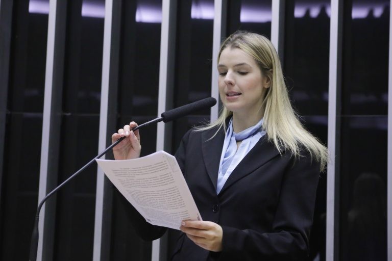 Câmara aprova texto-base de projeto que regulamenta educação domiciliar; votação prossegue nesta quinta