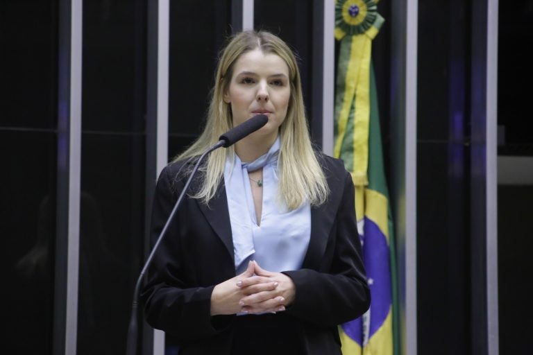 Relatora defende regras aprovadas sobre educação domiciliar; oposição critica proposta