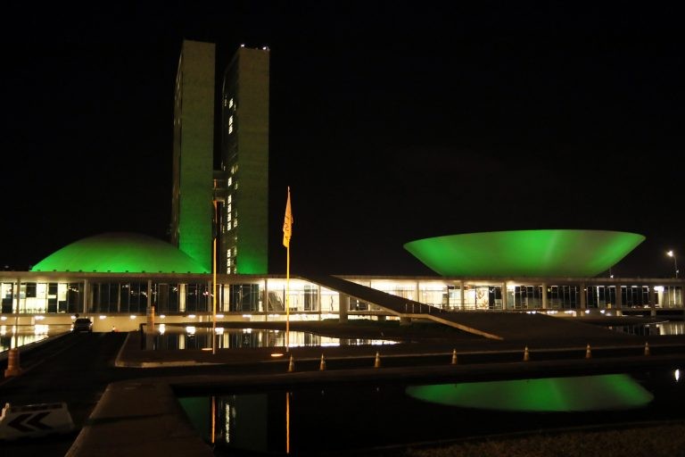 Congresso ganha iluminação especial nesta quinta para homenagear a Defensoria Pública