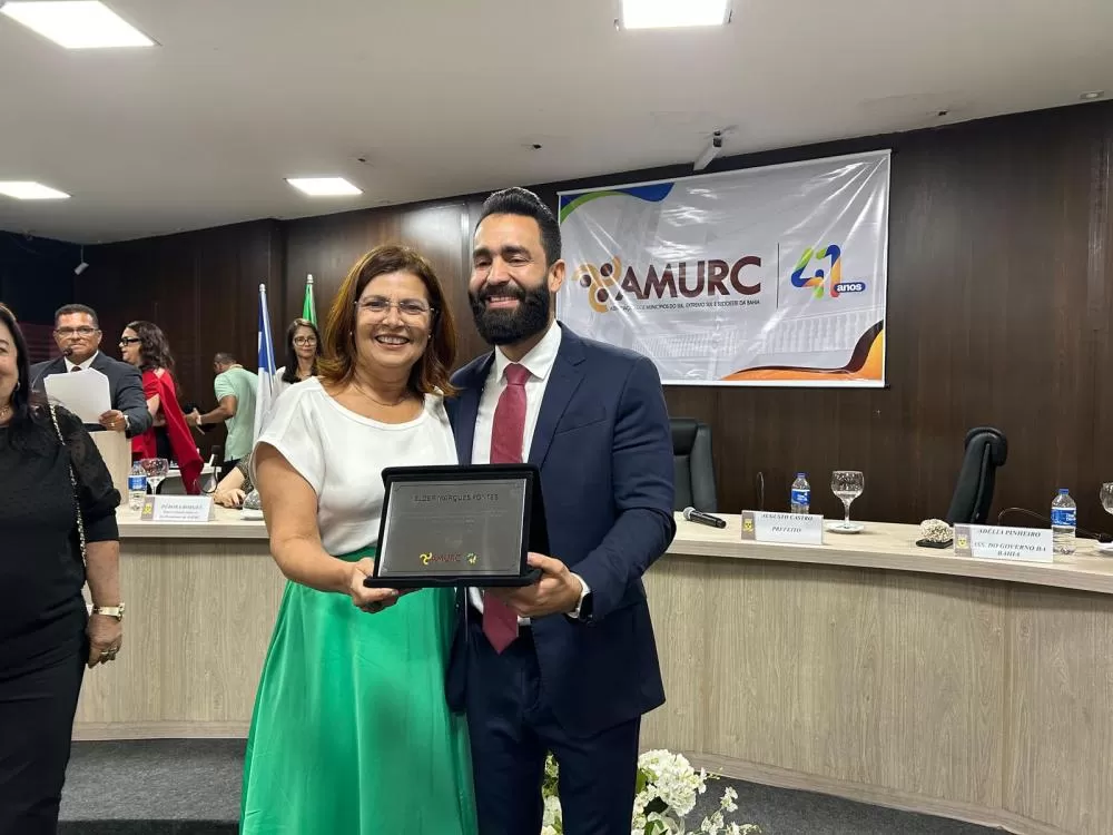 ADÉLIA REPRESENTA JERÔNIMO NA AMURC E CELEBRA HOMENAGEM DA UESC AO GOVERNADOR.