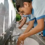 Longe do básico, 830 mil alunos seguem sem acesso a água potável em escolas.