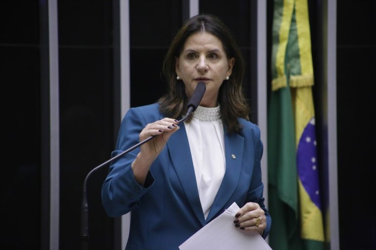 Comissão rejeita projeto que obriga hospitais a fornecer dióxido de cloro para tratamento da Covid-19