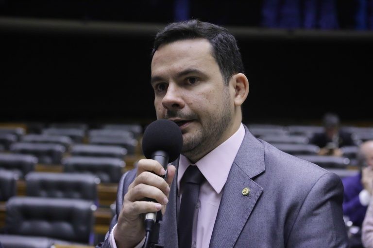 Deputados fazem um minuto de silêncio em homenagem a policiais rodoviários mortos no Ceará