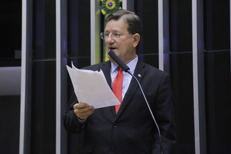Comissão aprova projeto que pune com multa a inclusão de cláusula abusiva em contrato empresarial