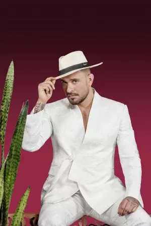 Diogo Nogueira celebra 20 anos de carreira com a turnê “Infinito Samba”: raiz, inovação e força cênica.