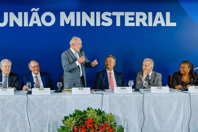 Rui Costa apresenta resultados históricos do Governo do Brasil durante reunião ministerial.