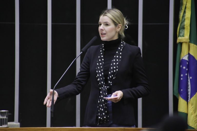 Câmara aprova projeto que permite a educação dos filhos em casa; proposta vai ao Senado