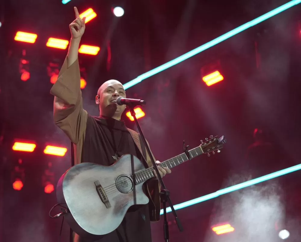 Apresentação de Frei Gilson reúne milhares de fiéis na Boca do Rio e consolida Salvador como capital do turismo religioso.