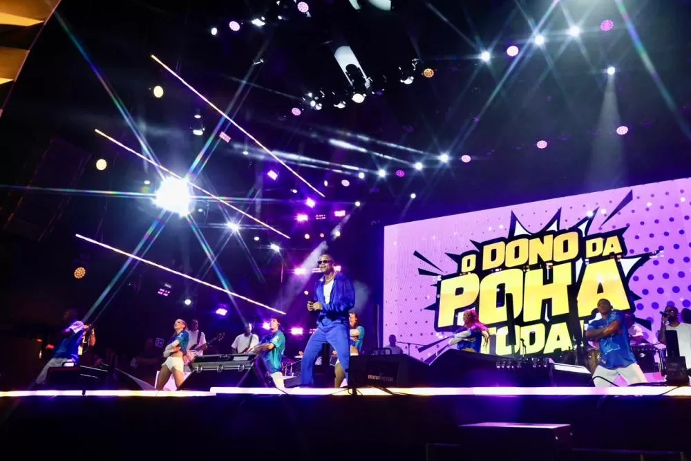 Segunda atração da noite no Festival Virada Salvador, Léo Santana relembra hits da carreira em show nostálgico.