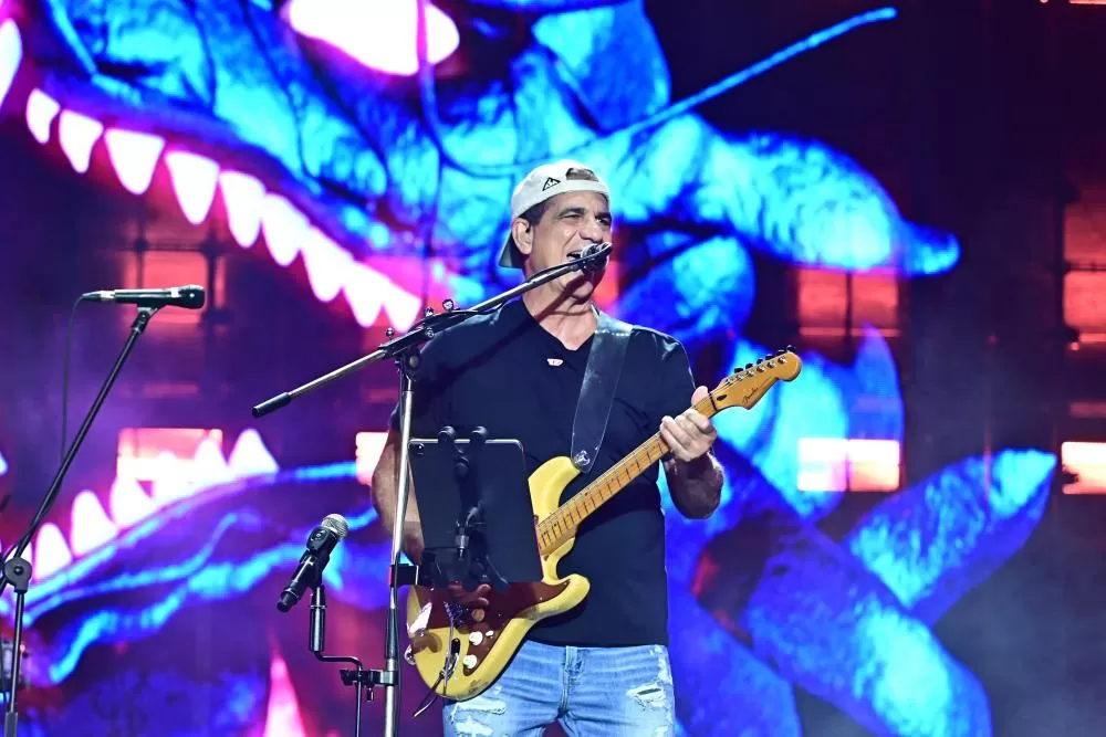 Primeira atração desta segunda (29), Durval Lélys relembra sucessos da carreira no Virada Salvador.