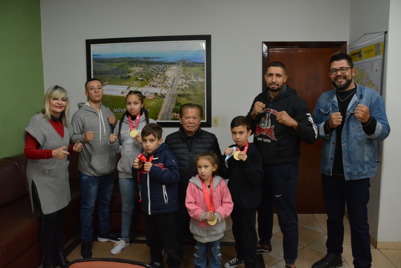 Prefeito Akira recebe atletas de Muay Thai que representaram Bataguassu em competição