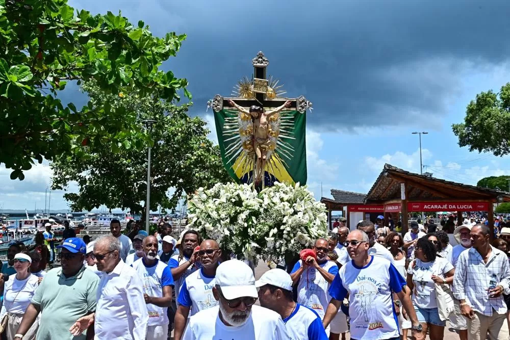 Fiéis levam imagem do Senhor do Bonfim à Conceição da Praia em procissão marítima que precede Lavagem.