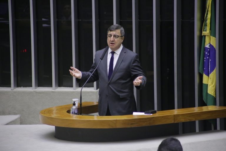 Projeto classifica combustíveis e energia como itens essenciais para limitar tributação