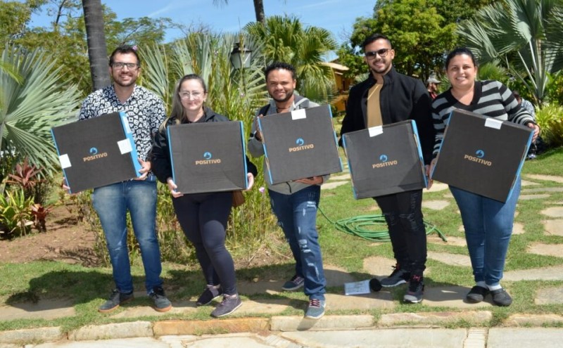 Seduc entrega notebooks para professores da rede estadual