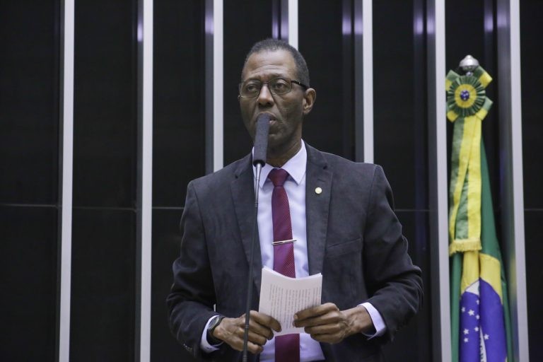 Comissão discute planos do governo para as pessoas com deficiência
