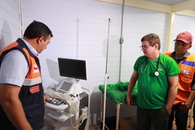 Em Anamã, Wilson Em Em Anamã, Wilson Lima visita hospital flutuante instalado pelo Estado para atender população