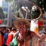 Carnaval pelo país chega a ter apenas 1 banheiro químico para até 2 mil foliões.