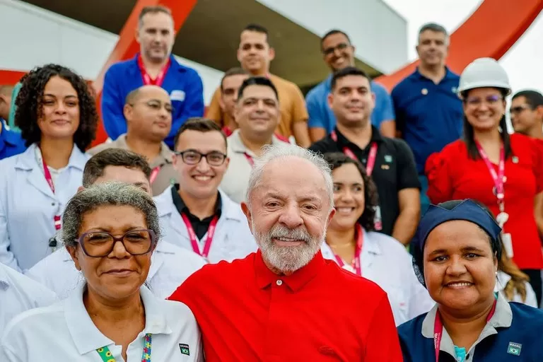 “O Brasil vai se transformar numa potência na produção de remédios”, diz Lula em visita à fábrica do Aché.
