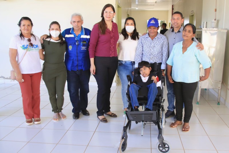 Adolescente com encefalopatia crônica recebe cadeira de rodas adaptada em Assis Brasil