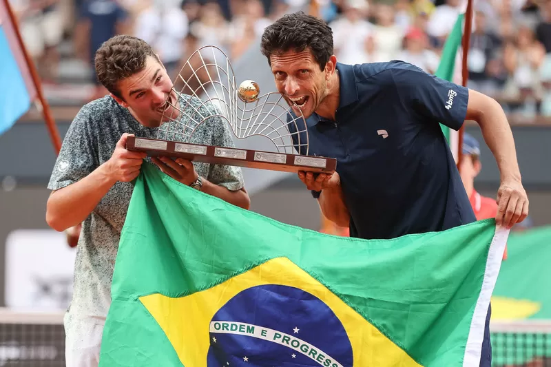João Fonseca e Marcelo Melo vencem jogo emocionante e são campeões de duplas do Rio Open.