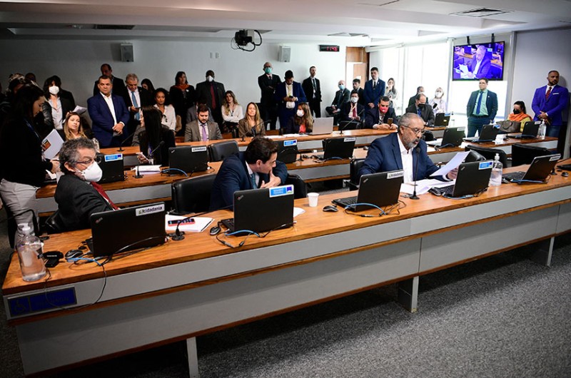 Cai emenda a projeto aprovado sobre implantação de prótese pelo SUS