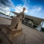 O custo do privilégio: Brasil gasta R$ 20 bi para pagar salários que a Constituição proíbe.