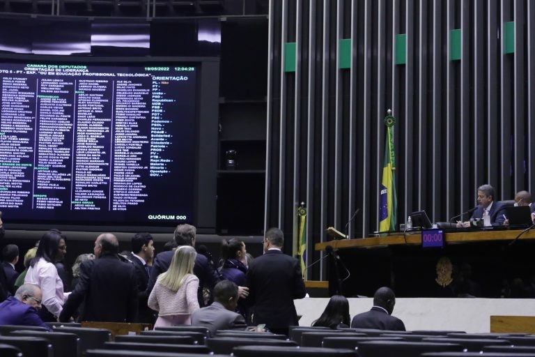Deputados analisam MP que reformula regras do setor aéreo; acompanhe