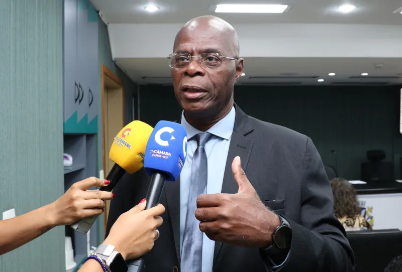 Vereador Hamilton Assis critica relação de ACM Neto com empresas investigadas em escândalo do Banco Master.