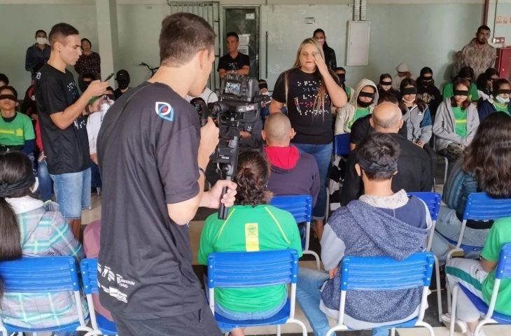 Estudantes da EE Júlia Gonçalves Passarinho assistem peça teatral com elenco de cegos