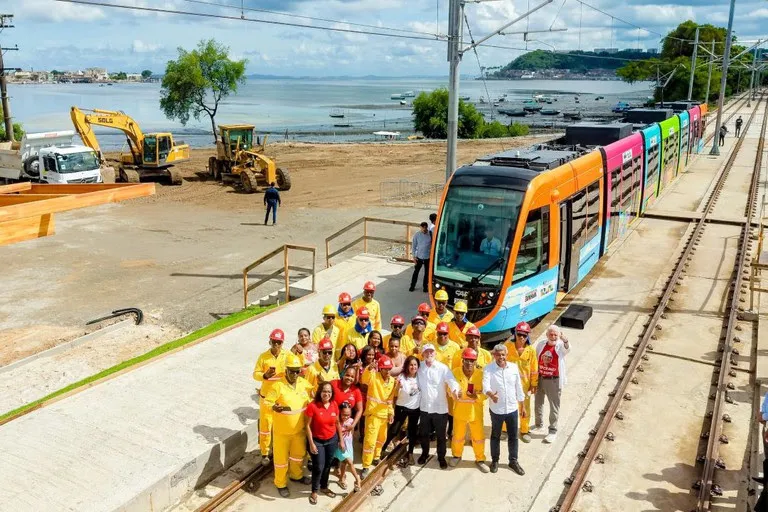 “É assim que a gente vai transformando esse país numa nação mais justa”, diz Lula ao entregar obras de mobilidade e contenção de encostas em Salvador.