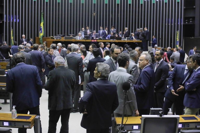 Deputados analisam projeto que limita alíquotas sobre combustível e energia; acompanhe