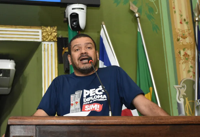 Hamilton Assis homenageia jornalistas e destaca papel do Sinjorba na defesa da democracia.