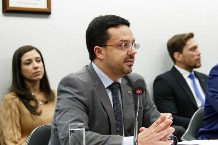 Presidente do FNDE nega irregularidades em licitações e influência de pastores em distribuição de verbas