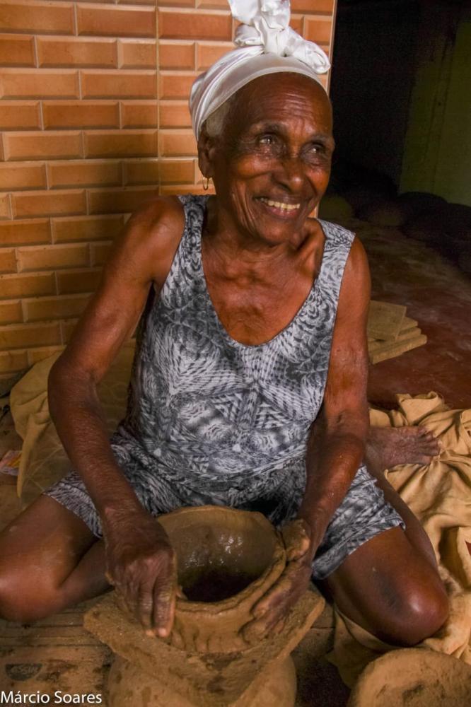 Ceramista centenária recebe homenagem no Festival de Saveiros de São Félix.