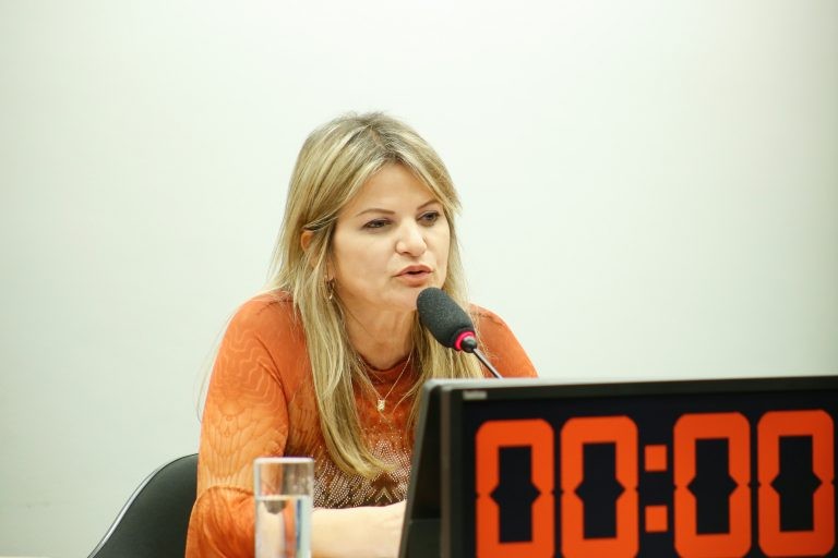 Sindicalistas, ativistas e parlamentares pedem votação de projeto que concede 14º salário para aposentados