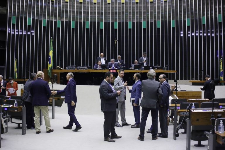 Câmara aprova urgência para classificação econômica de profissionais de beleza