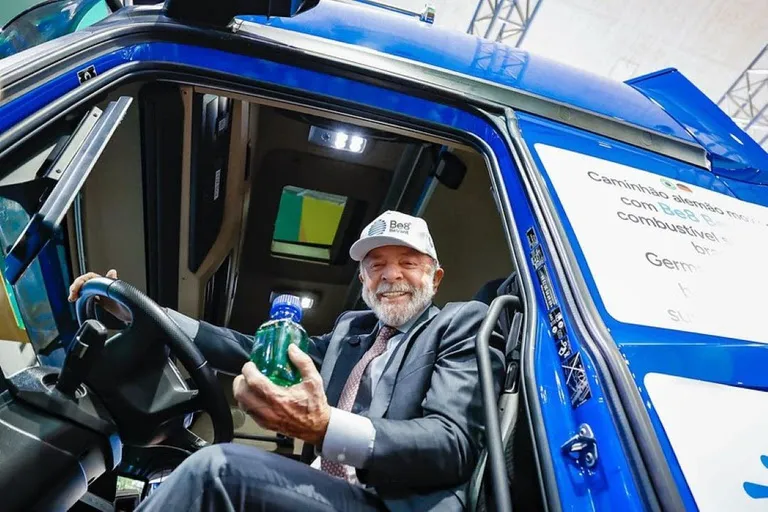 “O Brasil cansou de ser tratado como invisível”, diz Lula ao apresentar país como potência da transição energética na maior feira industrial do mundo.