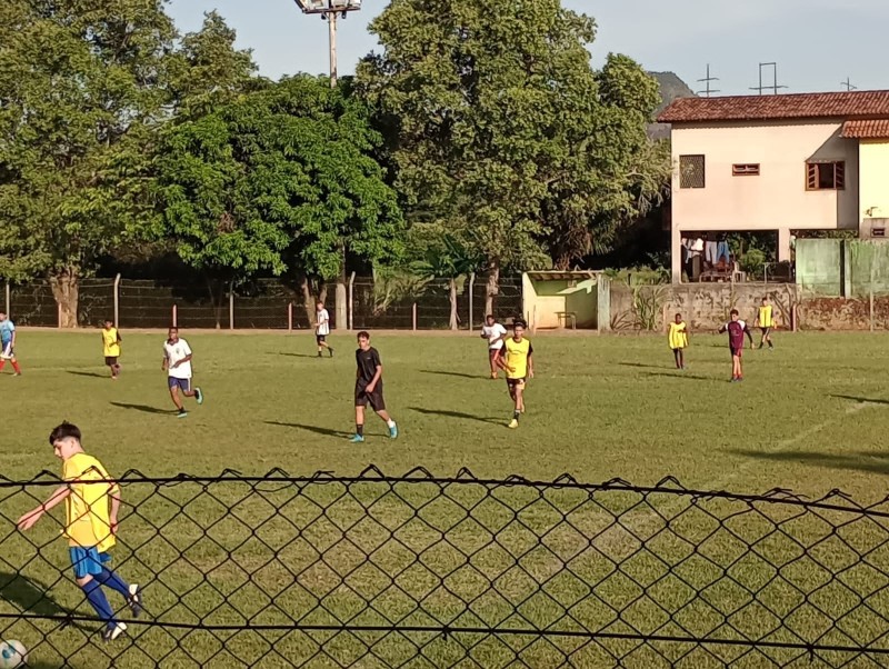 Crianças e jovens podem participar de aulas gratuitas de futebol