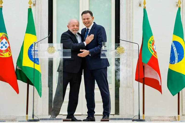 “Portugal pode ser a grande porta de entrada dos interesses empresariais brasileiros na Europa”, afirma Lula em visita a Lisboa.