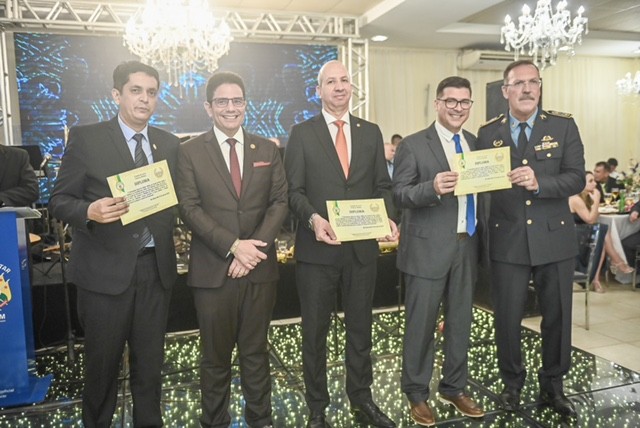 Polícia Militar homenageia personalidades que contribuíram com o engrandecimento da instituição