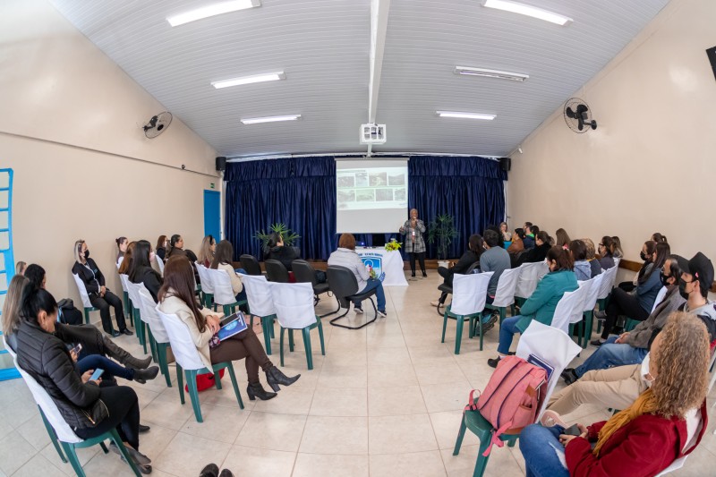 Combate ao racismo é tema de palestras para professores de colégios estaduais