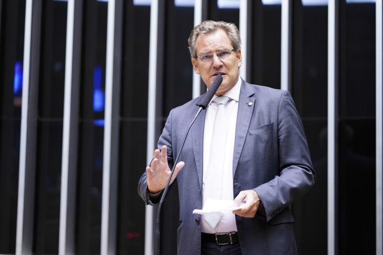 Comissão rejeita projeto que torna obrigatória a presença de veterinário em lojas especializadas