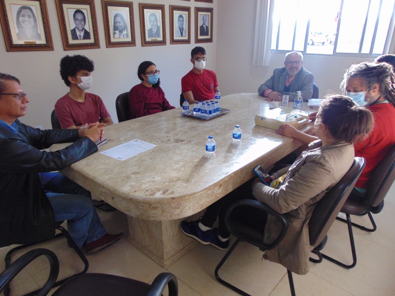 Educação inicia diálogo com Uesb sobre futura parceria para aulas de robótica na rede municipal