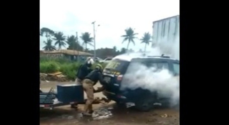 É preciso dar um, basta neste ambiente toxico e hostil. 