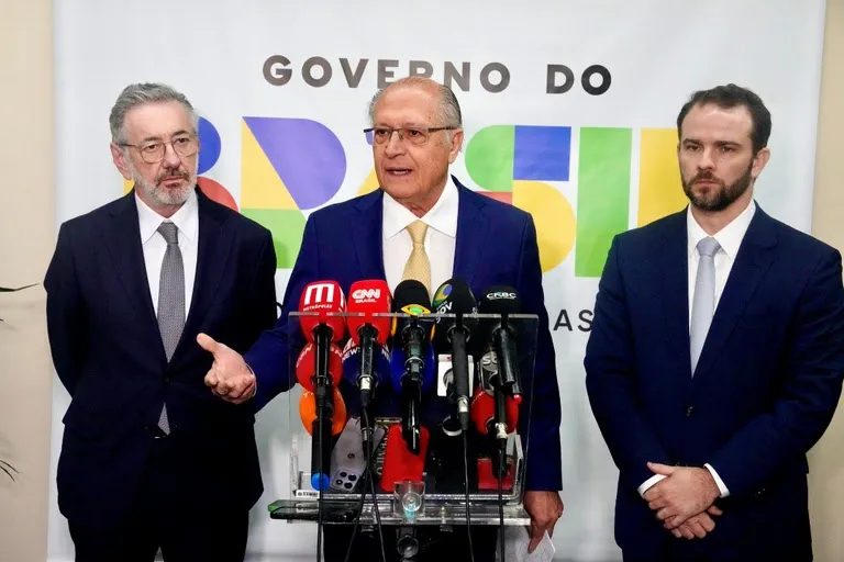Vice-presidente Geraldo Alckmin e ministros Márcio Elias Rosa (E) e Dario Durigan (D) durante entrevista coletiva nesta terça-feira, 2 de junho - Foto: Cadu Gomes/VPR