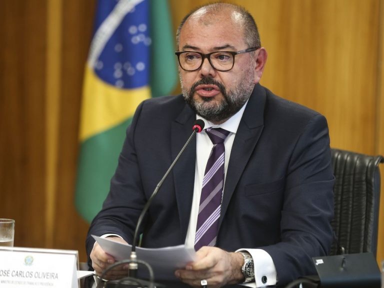 Comissão de Trabalho recebe ministro do setor nesta terça