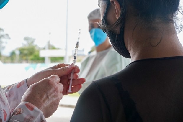Vacinação em SC: adolescentes de 12 a 17 anos já podem tomar a dose de reforço da vacina contra a Covid-19