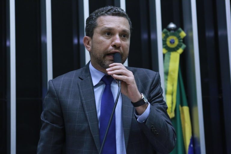 Proposta determina criação de vagas em estacionamento para advogados